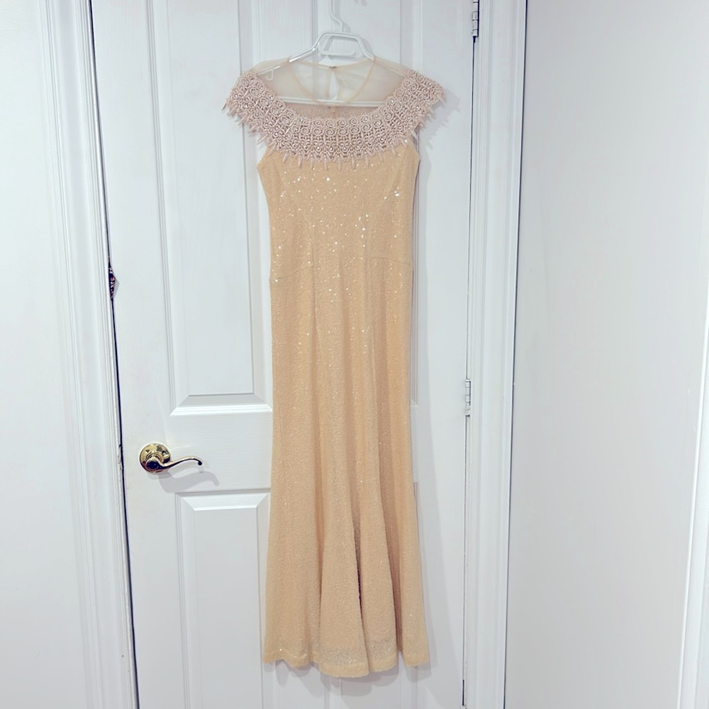A timeless classic Robe de Soirée. Sequins with a sparkle✨